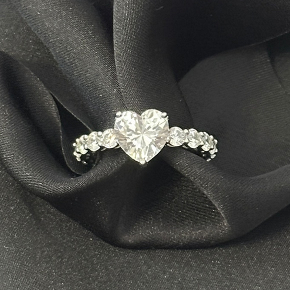 Heart Ring with Cubic Zirconia Elegant & Sparkling Jewelry for Women Size 7 - Picture 2 of 5